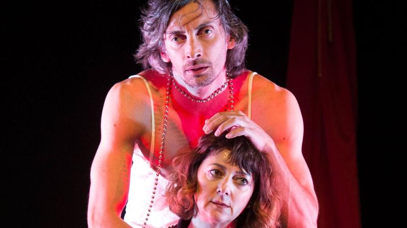 'Amleto take away' a Jesi: l'indagine tragicomica tra Shakespeare, cecità e crisi