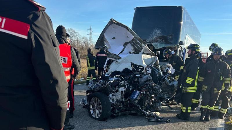Auto contro pullman di studenti a Maniago (Pordenone), morto il conducente. Ragazzi feriti Auto contro pullman di studenti a Maniago (Pordenone), morto il conducente. Ragazzi feriti