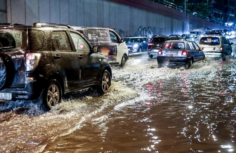 Το πεζοδρόμιο και η βιασύνη Το πεζοδρόμιο και η βιασύνη