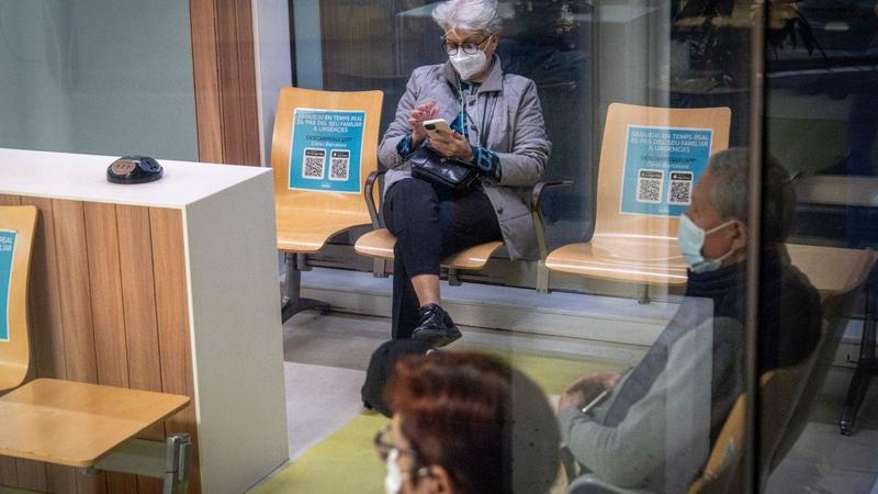 Catalunya obliga a llevar mascarillas en hospitales, CAP y residencias por el auge de la gripe