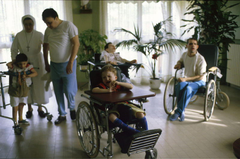 Ci sono disabili che non corrono
e genitori che piangono Ci sono disabili che non corrono
e genitori che piangono