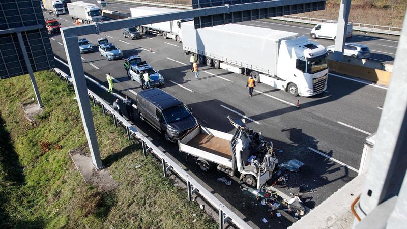 Incidente mortale in A4: furgone tampona un tir, il conducente resta incastrato nelle lamiere Incidente mortale in A4: furgone tampona un tir, il conducente resta incastrato nelle lamiere