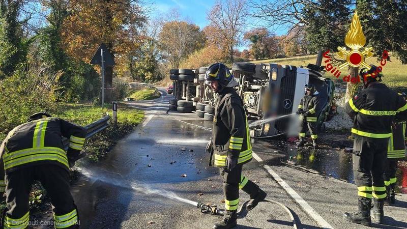 Camion si ribalta, muore l’autista
