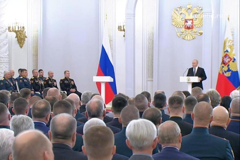 Исключительное мужество: президент вручил Звезды Героев отличившимся в ходе СВО