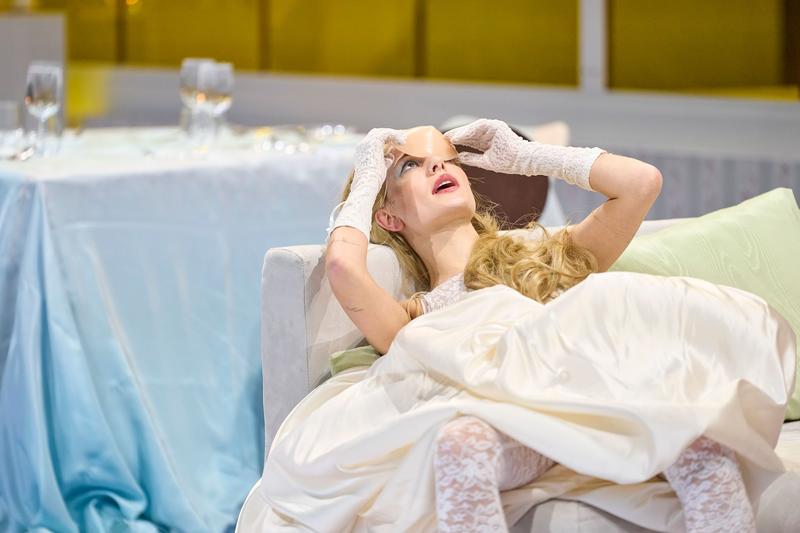 Theater? Nein, danke. Ein Land richtet sich häuslich ein