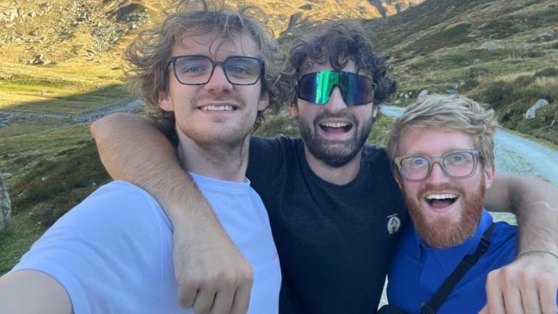 Tre amici di città nel rifugio di montagna: “Sacrifici e fiducia, a 2mila metri la vita è autentica”