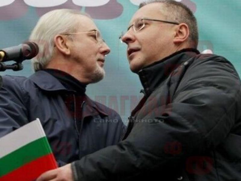 Политическо дежавю: Митингите на ДПС-НН напомнят за целувката на Орлов мост и белия автобус