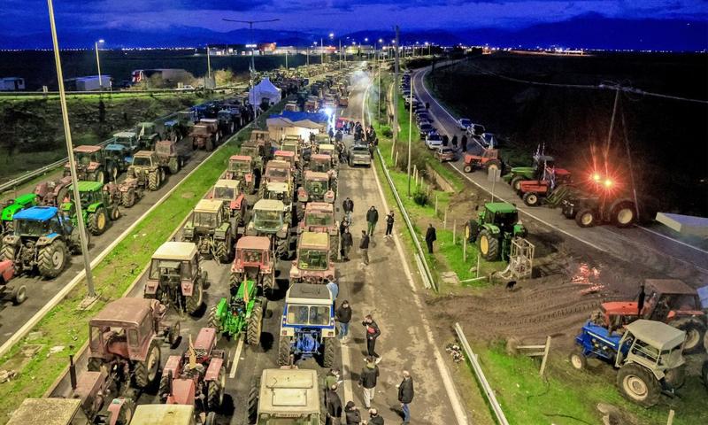 Θέατρο στη Βουλή, αγωνία στα χωράφια Θέατρο στη Βουλή, αγωνία στα χωράφια