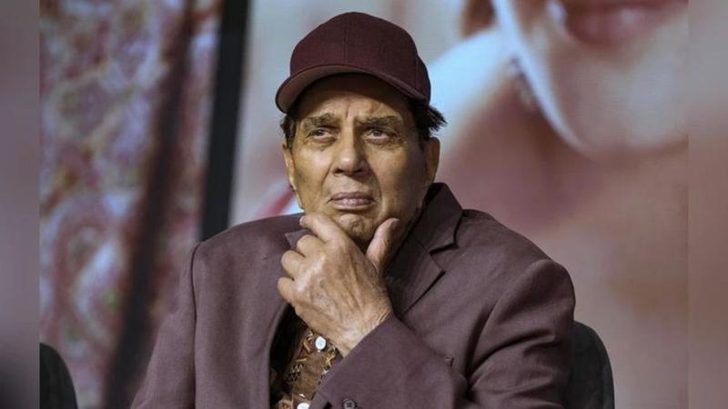 Dharmendra's 90th birth anniversary HIGHLIGHTS: Deols cry 'Miss you Papa' as fans storm Mumbai Bungalow Dharmendra's 90th birth anniversary HIGHLIGHTS: Deols cry 'Miss you Papa' as fans storm Mumbai Bungalow