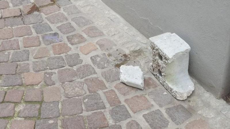 Treviglio, fioriere danneggiate e mattoni scagliati contro i muri delle case Treviglio, fioriere danneggiate e mattoni scagliati contro i muri delle case