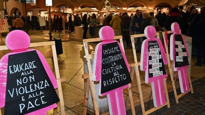 Contro la violenza di genere, nuovo presidio: «Dobbiamo essere parte attiva del bene» - video Contro la violenza di genere, nuovo presidio: «Dobbiamo essere parte attiva del bene» - video