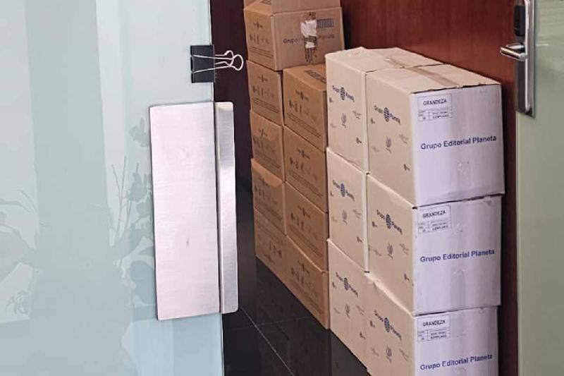 Senadores de Morena reciben libros de AMLO en sus oficinas