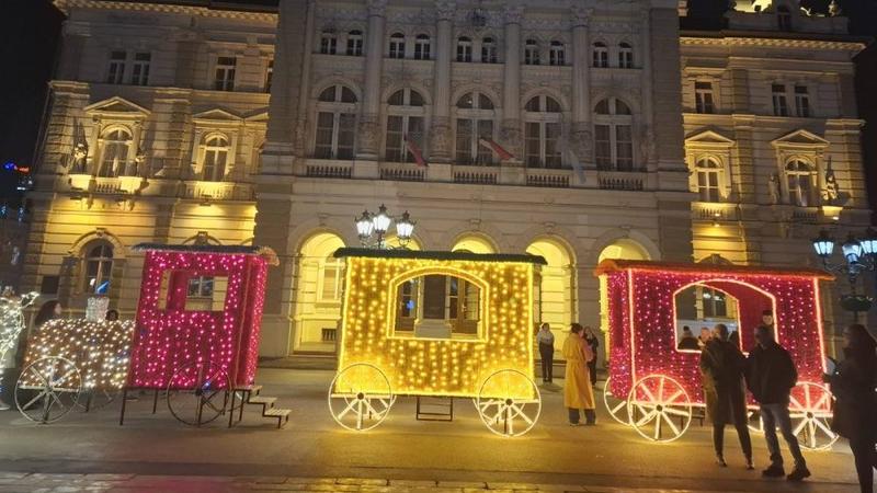 Karleuša, Đorđe David i Aca Lukas da se ukrcaju u vozić u centru Novog Sada Karleuša, Đorđe David i Aca Lukas da se ukrcaju u vozić u centru Novog Sada