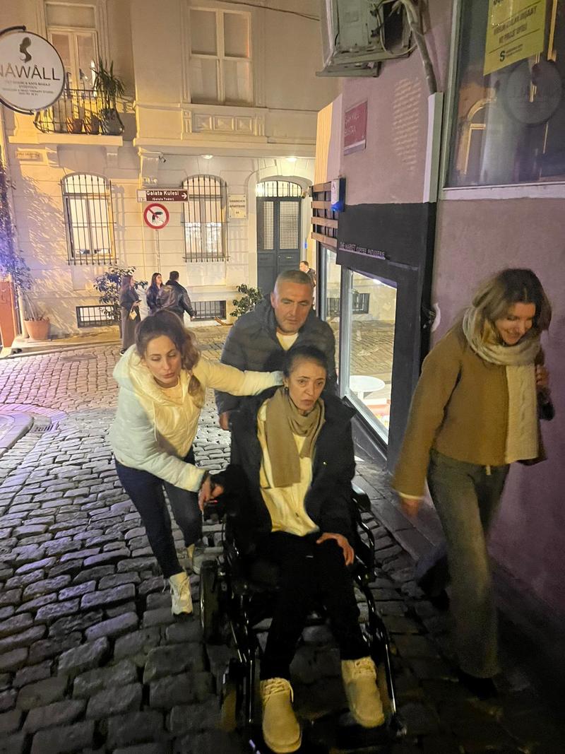 İstanbul’un simge yapılarından Galata Kulesi, Dünya Engelliler Günü’nde kas hastaları için çok özel bir anlamla renklendi! İstanbul’un simge yapılarından Galata Kulesi, Dünya Engelliler Günü’nde kas hastaları için çok özel bir anlamla renklendi!