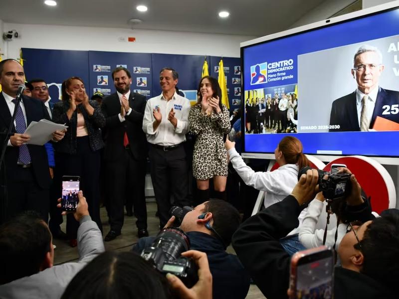 Los mensajes detrás del bolígrafo de Uribe en su lista al Senado