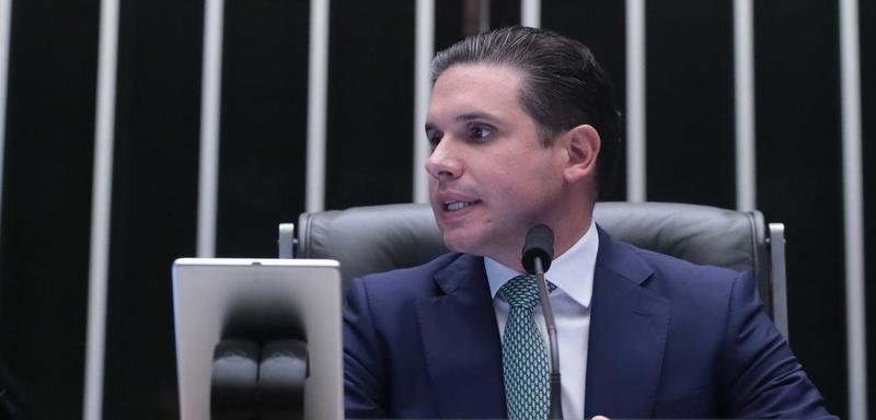 Frouxo por natureza, ditador por ocasião