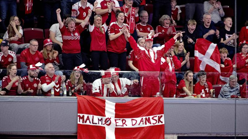 ”Öresundspolitikerna har mycket att lära av hur sport och kulturen väcker starka känslor.” ”Öresundspolitikerna har mycket att lära av hur sport och kulturen väcker starka känslor.”