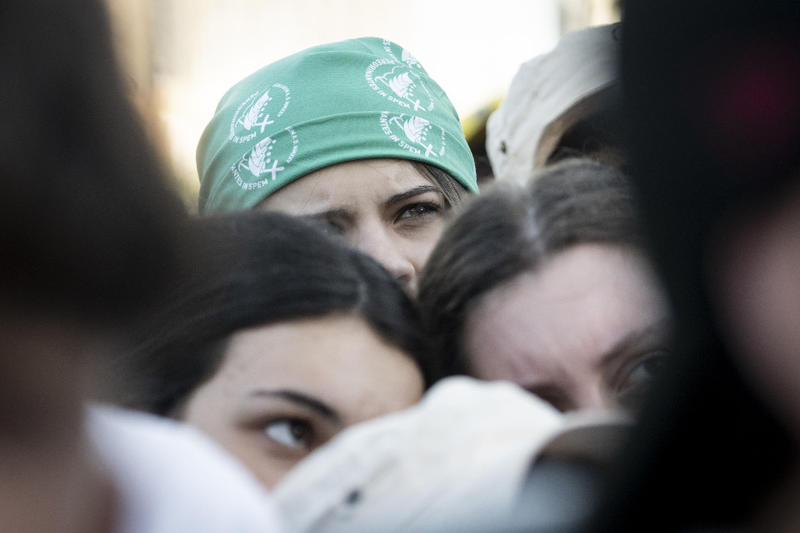 Più che ascoltare i giovani, serve esserci per loro