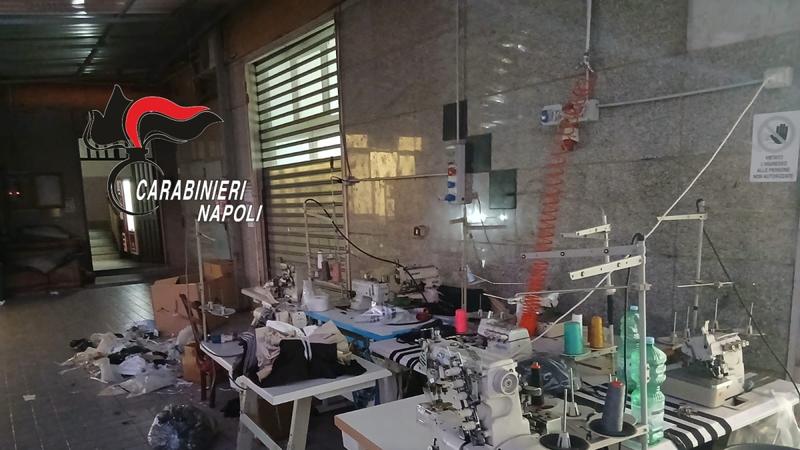 San Giuseppe Vesuviano, scoperta fabbrica-dormitorio abusiva: 76 operai vivevano ammassati nel degrado