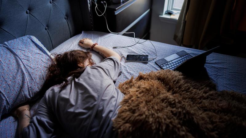 Mentre la fidanzata dorme, lui sblocca l’app e fa bonifici sul proprio conto per 25mila euro. Poi il messaggio d’addio