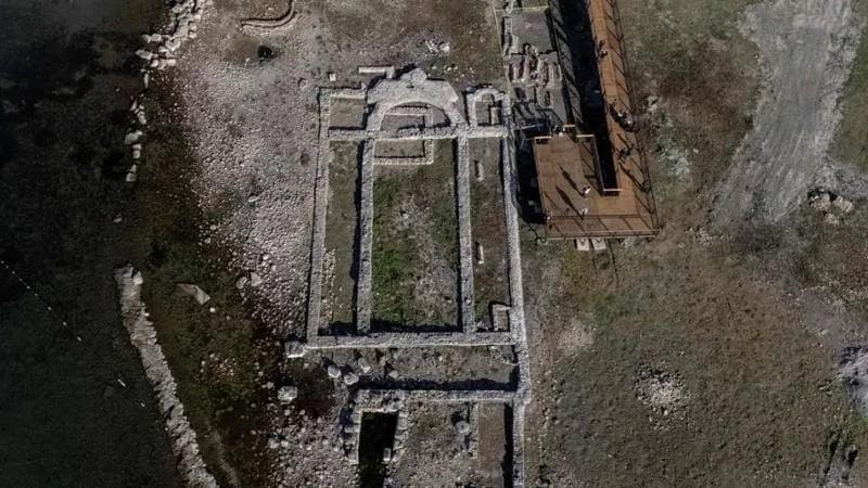 In Turchia, la Basilica di Nicea. Sommersa dopo un terremoto, riapparve nel 2014 dopo otto secoli. Ospitò il I Concilio Ecumenico di Nicea nel 325, che pose le basi della dottrina cristiana.