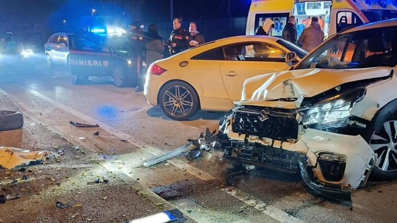 L’auto sospetta, l’inseguimento a folle velocità, violenti speronamenti all’auto dei vigili: tre feriti