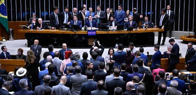 Leis endurecidas sob Bolsonaro são amolecidas para beneficiá-lo