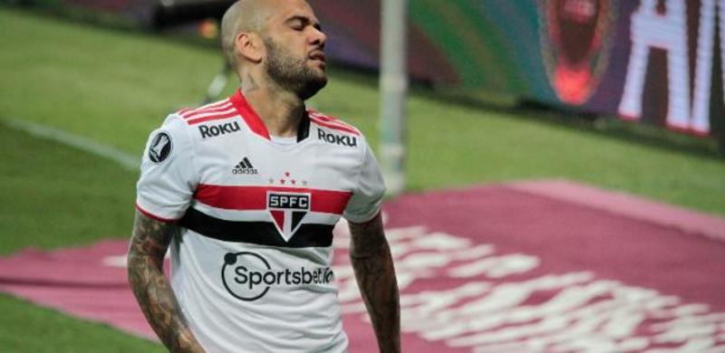 Daniel Alves diz que forjaram sua assinatura em fraude de R$ 22 milhões