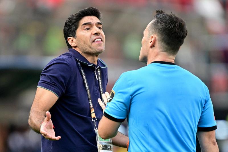 Como um gajo tão vitorioso num país estrangeiro pode ofender quem o acolhe?