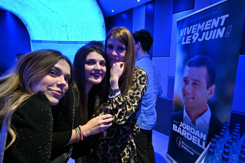 Les jeunes veulent-ils encore la démocratie ? Les jeunes veulent-ils encore la démocratie ?