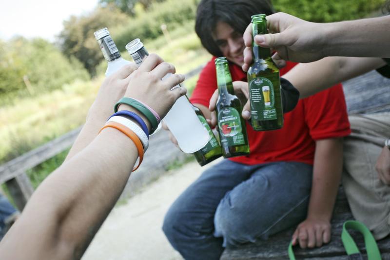 Exposure to neighborhood violence leads some Denver teens to use tobacco and alcohol earlier, new study shows