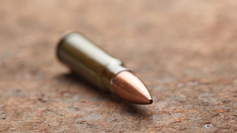 Spara con una pistola e colpisce la finestra di una casa, 53enne denunciato dalla polizia