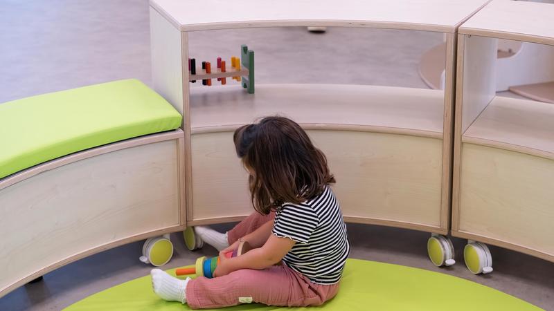 Afferra e bacia una bambina di 3 anni mentre esce dall'asilo: arrestato