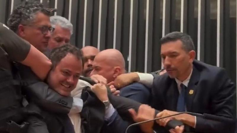 Um tapete verde não escondeu o vermelho da vergonha Um tapete verde não escondeu o vermelho da vergonha