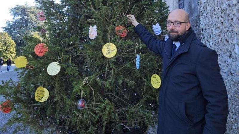 Al cimitero un bigliettino di auguri per i propri cari Al cimitero un bigliettino di auguri per i propri cari
