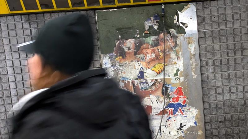 La locandina riaffiora dopo 34 anni: “Volere volare“ sul muro del metrò. “L’amore va oltre ogni barriera”