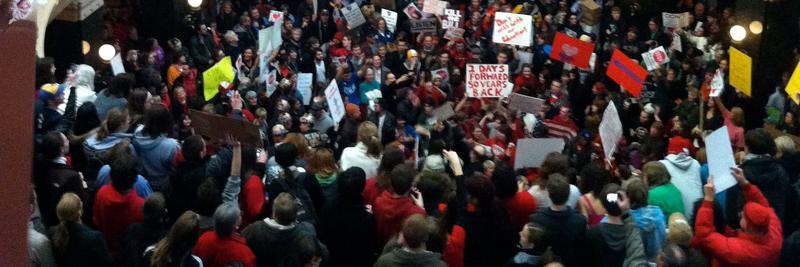 Un hombre mira(n)do (Ejercicio narrativo)