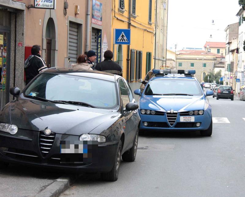 Livorno, spacca due auto e uno scooter in via Mastacchi: preso e denunciato