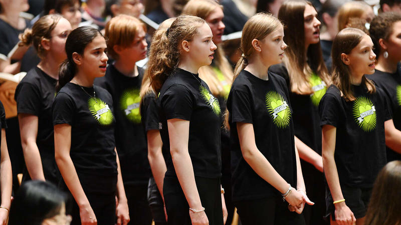 Premium Neues vom Singen: Wie man mit Stimmen Licht und Wärme schenkt Premium Neues vom Singen: Wie man mit Stimmen Licht und Wärme schenkt