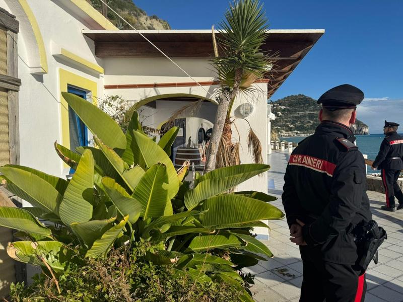 Ischia, sigilli per abusi edilizi al beach club dei vipÂ Le Fumarole: Â«Scavi nella rocciaÂ»