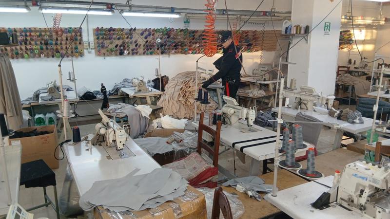 Decine di operai ammassati nella fabbrica-dormitorioe i braccianti schiavia due euro lâora senza cibo