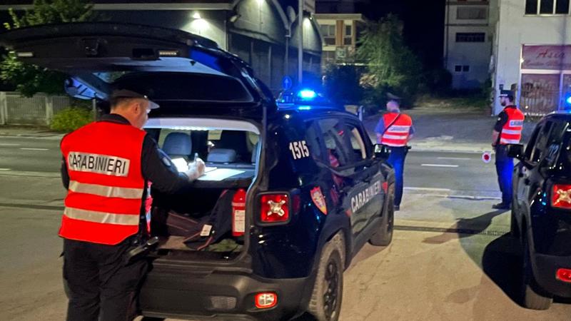 Spaventoso frontale contro un camion: resta incastrato tra le lamiere dell’auto, muore 47enne