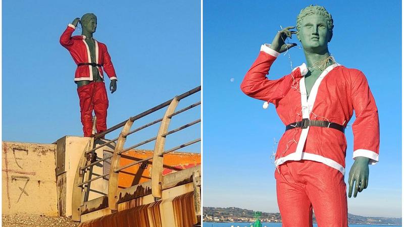 Il Lisippo si veste da Babbo Natale: ironia fanese sulla gaffe mondiale di Pesaro