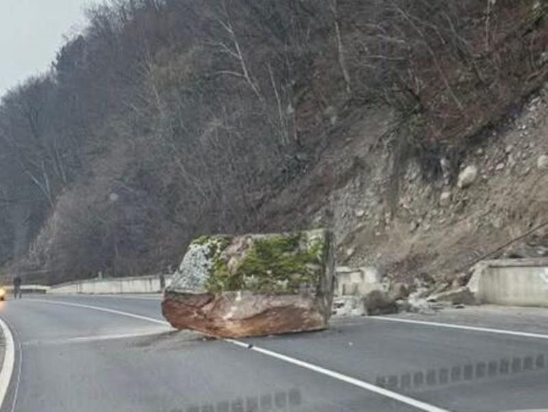 Огромна скала затвори пътя Банско-Гоце Делчев край село Места, движението е напълно спряно