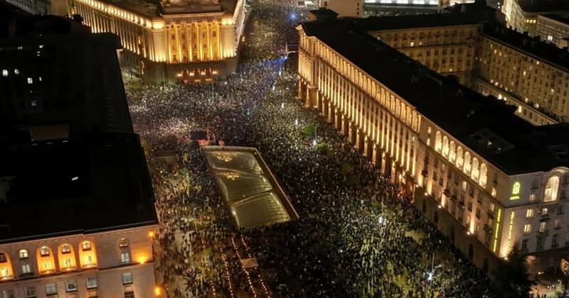С този протест гражданите брулят дървото на коруптокрацията С този протест гражданите брулят дървото на коруптокрацията