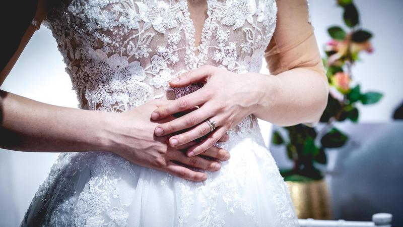 Matrimonio da incubo: fedi e banchetto sono veri ma lei è già sposata con un altro (e non osa confessarlo al nuovo marito) Matrimonio da incubo: fedi e banchetto sono veri ma lei è già sposata con un altro (e non osa confessarlo al nuovo marito)