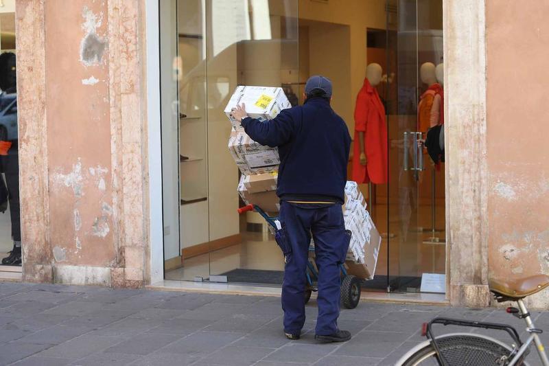 Consegne di pacchi record a Ferrara: «Raddoppiate per il Natale»