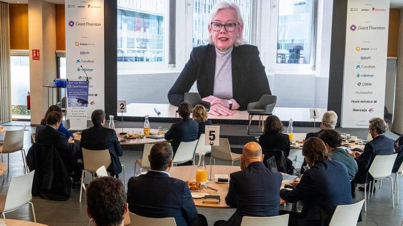 Bruselas abre la puerta a más fusiones bancarias para reforzar la integración europea