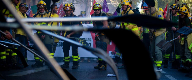 Cargas policiales contra los bomberos forestales de Madrid en plena huelga: Cargas policiales contra los bomberos forestales de Madrid en plena huelga: