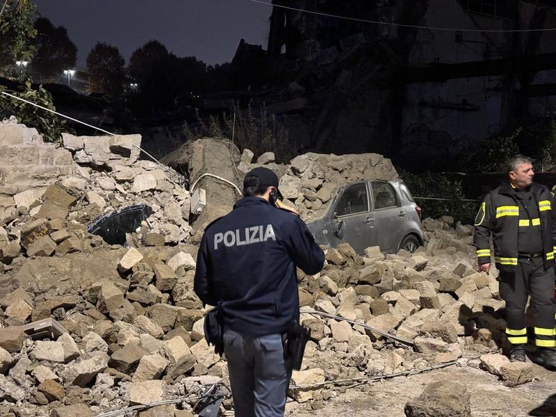 Crolla muro di cinta vicino piazza Nazionale: auto travolte dai detriti, soccorsa una donna Crolla muro di cinta vicino piazza Nazionale: auto travolte dai detriti, soccorsa una donna